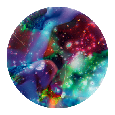 Imagem microscópica de tintas com formas abstratas em tons de azul, roxo e vermelho.